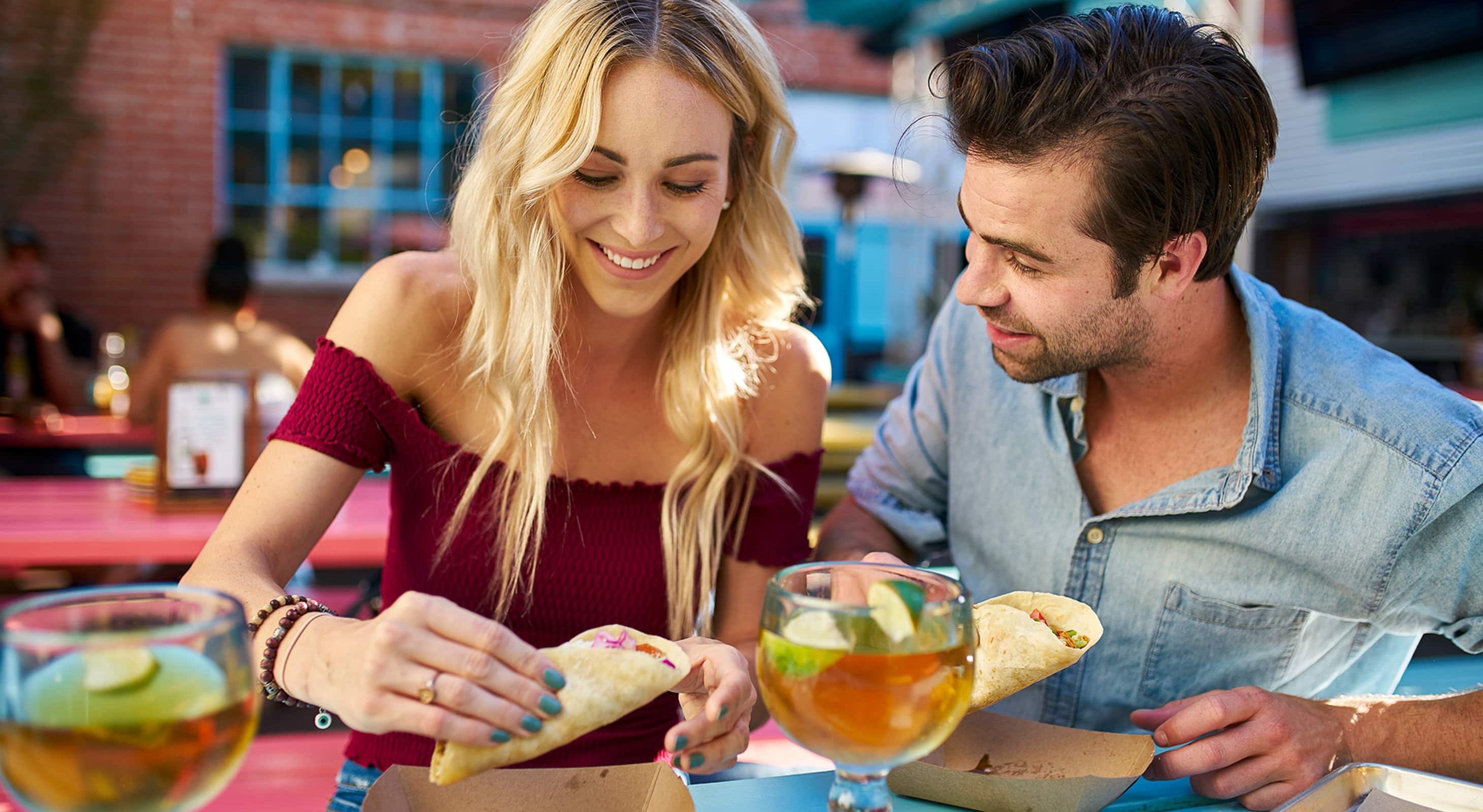 Acompañado de tacos y margaritas en un restaurante al aire libre.