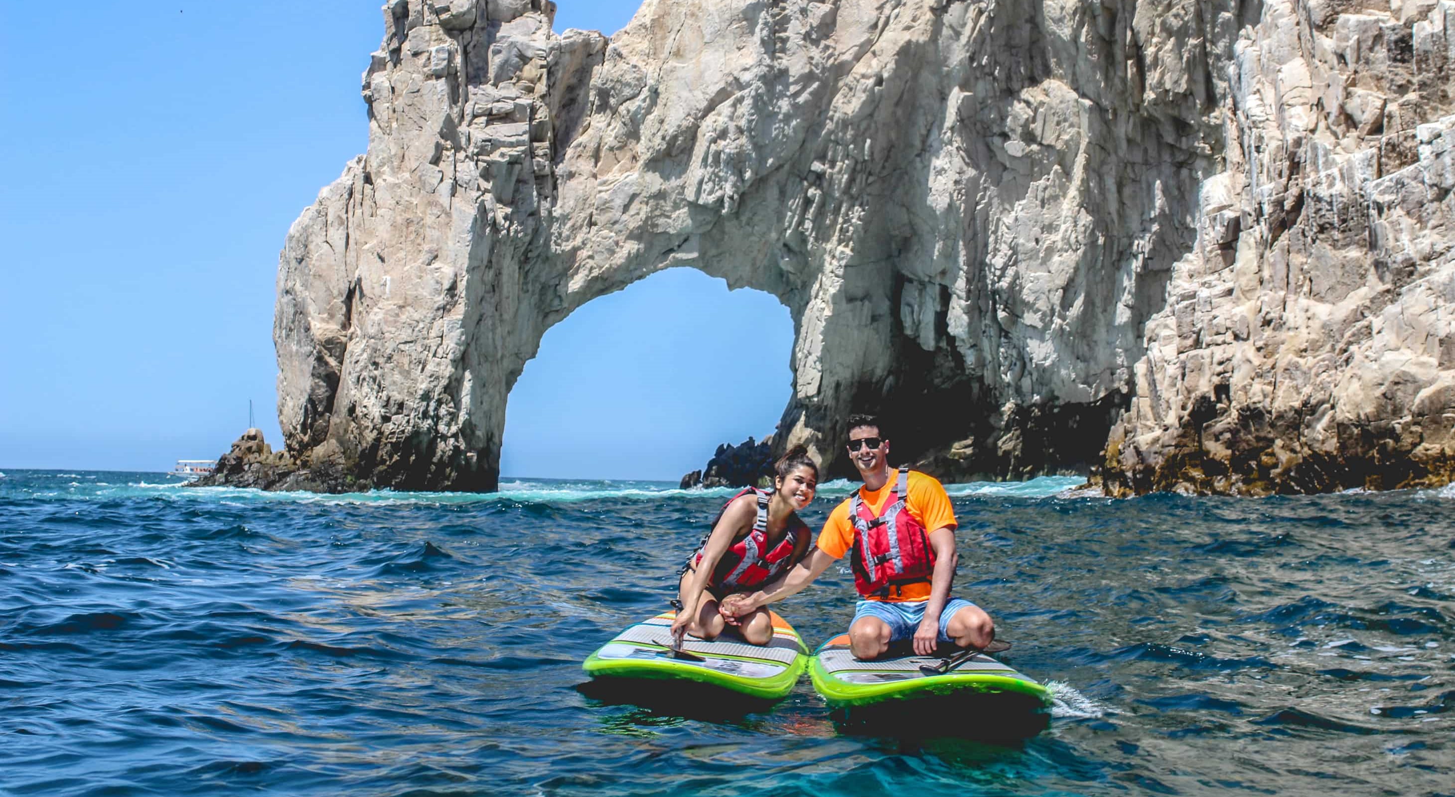 Pareja en SUP en Cabo Arch