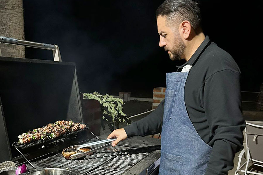El chef privado de Cabo, Benjamin Fonseca, creando magia culinaria.