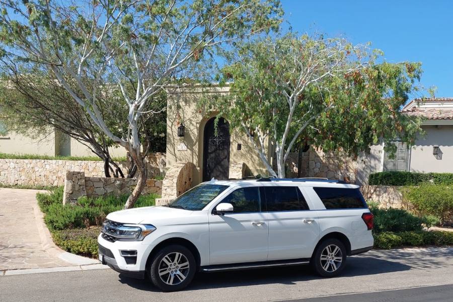 SUV blanco estacionado frente a una villa en México.