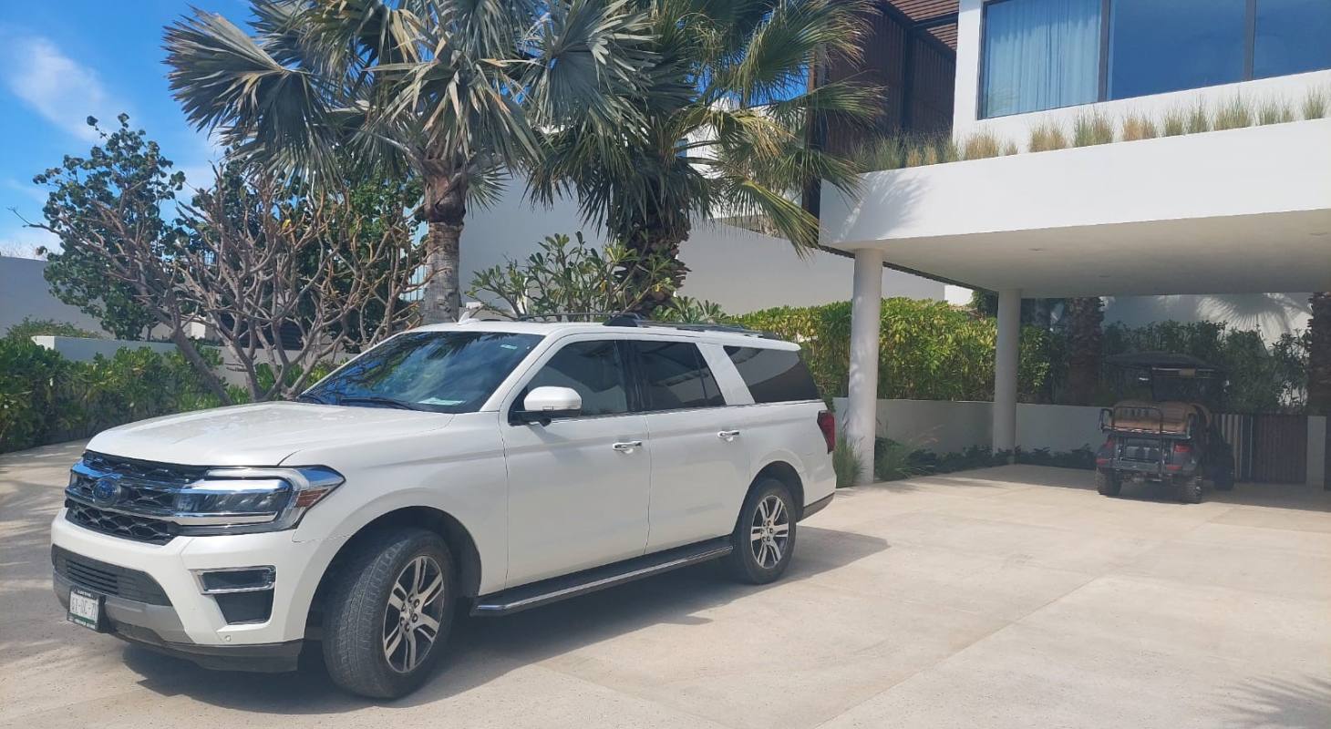 SUV blanco estacionado frente a una villa blanca en Los Cabos.