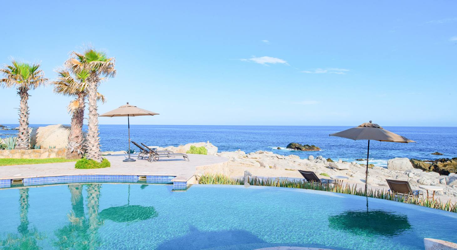 Gran piscina infinita frente al mar