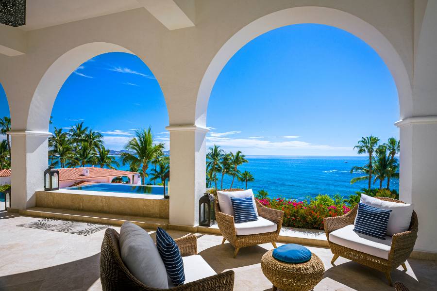 Contemplando el océano desde Casa Celeste en Cabo en primavera.