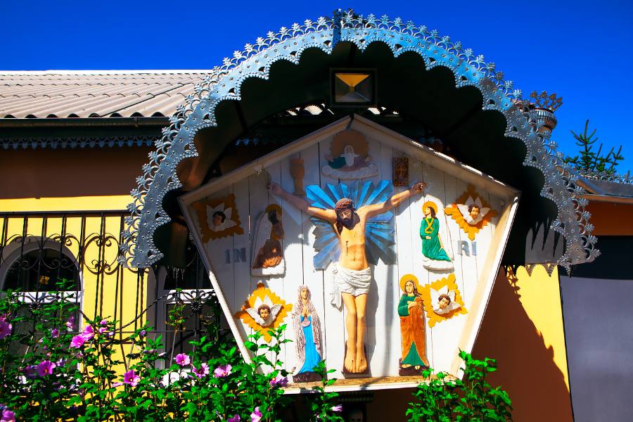 Representación de Jesús en una cruz fuera de una iglesia en Cabo durante la Pascua.